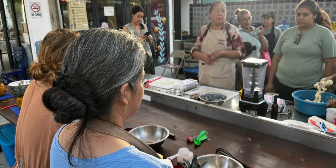 Acción de Gracias reúne a las mamás de La Playa Centro Comunitario en una cálida jornada de cocina tradiciona