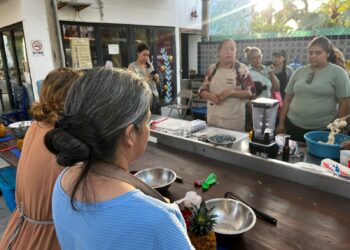 Acción de Gracias reúne a las mamás de La Playa Centro Comunitario en una cálida jornada de cocina tradiciona