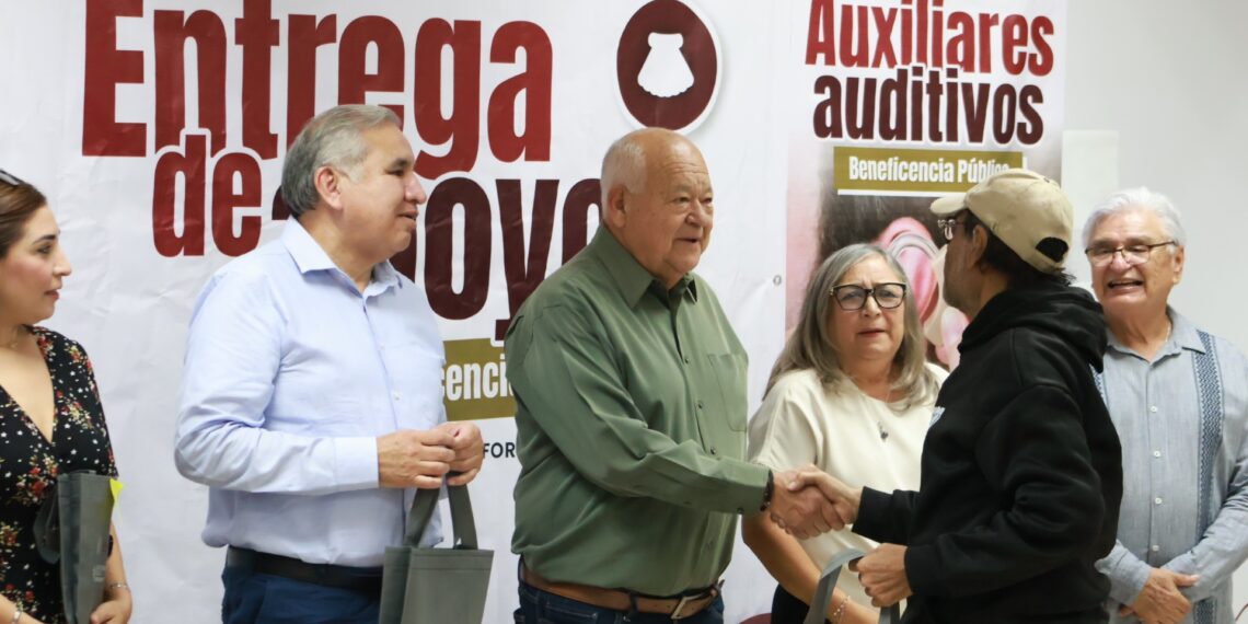 Encabeza Víctor Castro, jornada de entrega de auxiliares auditivos para personas en situación vulnerable