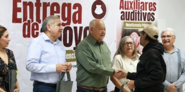 Encabeza Víctor Castro, jornada de entrega de auxiliares auditivos para personas en situación vulnerable