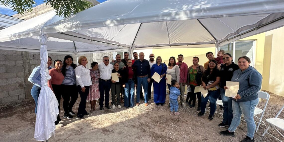 Entrega Gobernador Víctor Castro acciones de vivienda a familias de Loreto