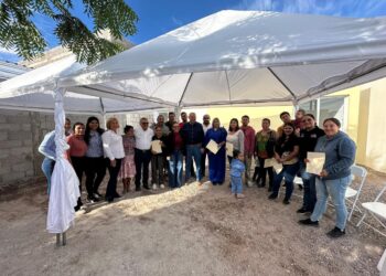 Entrega Gobernador Víctor Castro acciones de vivienda a familias de Loreto