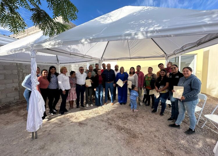 Entrega Gobernador Víctor Castro acciones de vivienda a familias de Loreto