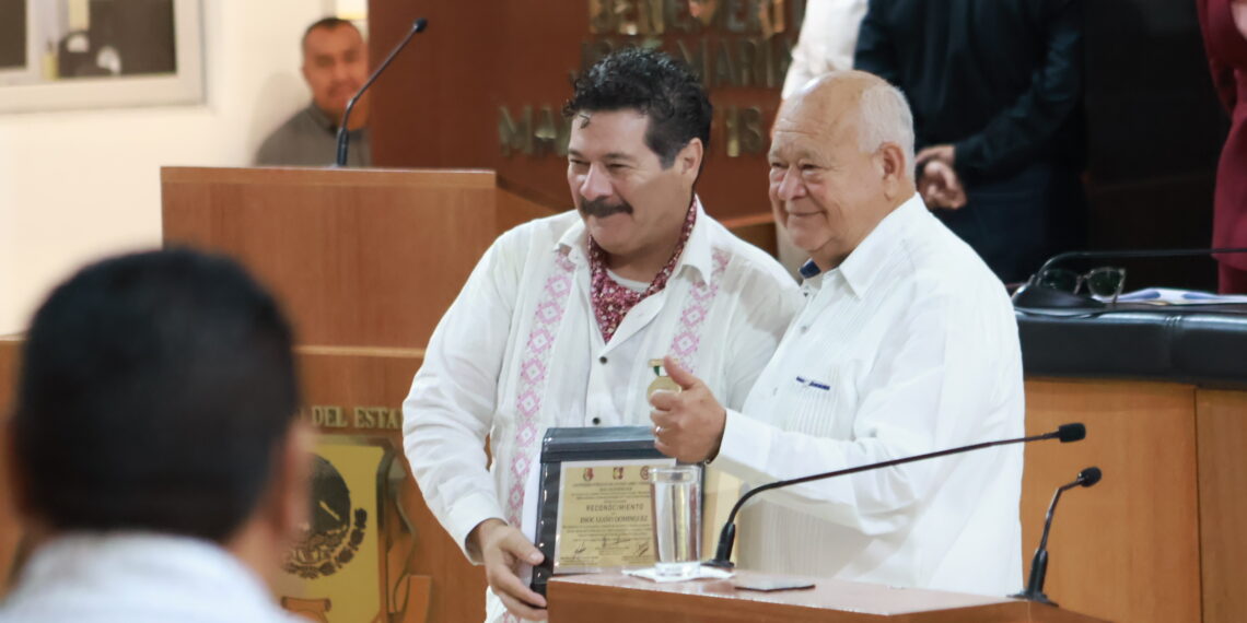 Preside Gobernador ceremonia de entrega de la medalla al Mérito Artístico y Cultural a Enoc Leaño