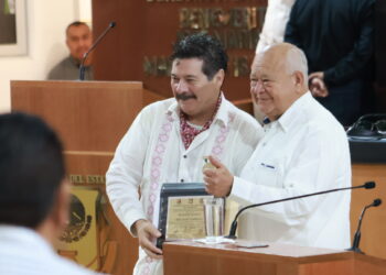 Preside Gobernador ceremonia de entrega de la medalla al Mérito Artístico y Cultural a Enoc Leaño