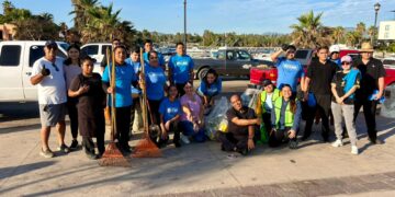 La Playa Centro Comunitario y el Hotel El Ganzo participan en la última jornada de limpieza de playa