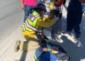 Tres lesionados, en choque de Motocicleta contra Camioneta