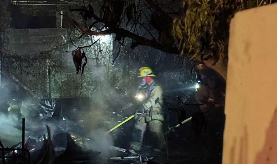 Dos Familias de colonia La Ballena, tendrán “Amarga Navidad”; Fuego consume sus Endebles Viviendas
