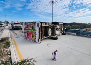 Vuelca Camioneta “Tortillera” al lado del G-20