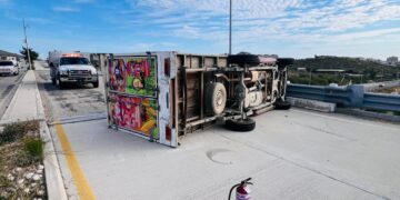 Vuelca Camioneta “Tortillera” al lado del G-20