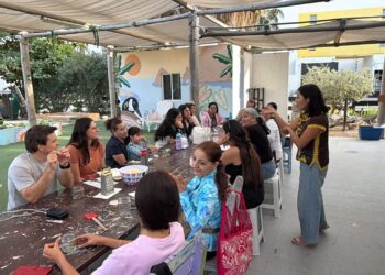 Cultivar y aprender: La Playa Centro Comunitario ofrece taller gratuito de huerto para adultos