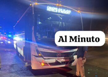 Cuatro lesionados, al chocar Camión Hotelero