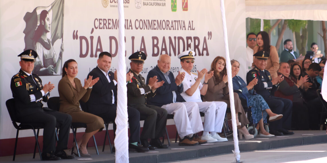 Encabeza Gobernador Víctor Castro conmemoración del Día de la Bandera