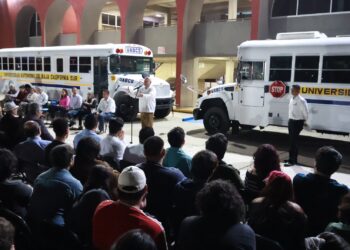 Entrega gobernador Víctor Castro vehículos y equipos que fortalecen la formación de estudiantes en la UABCS