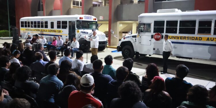 Entrega gobernador Víctor Castro vehículos y equipos que fortalecen la formación de estudiantes en la UABCS